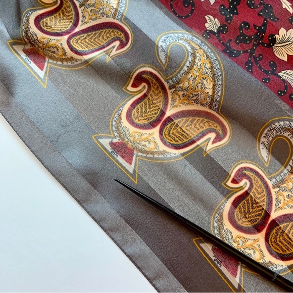 πποΈ Multi-patterned large vintage scarf - Picture 5 of 7